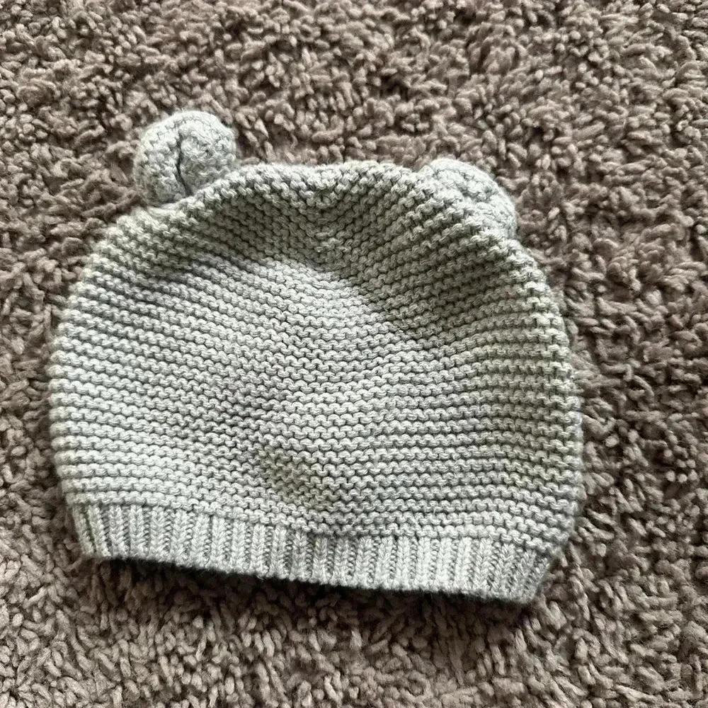 Cute gray beanie.